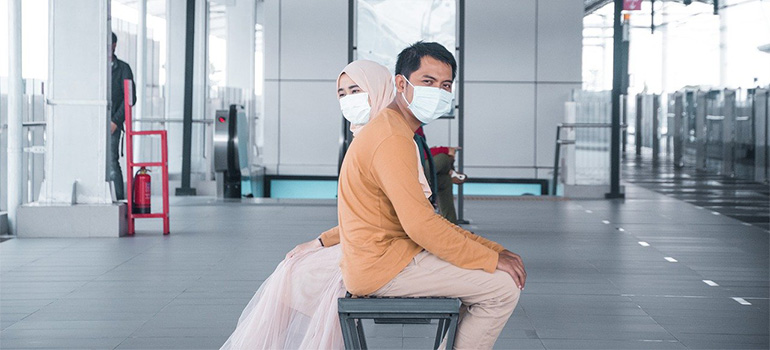 People with masks who know how to prepare for moving during COVID-19