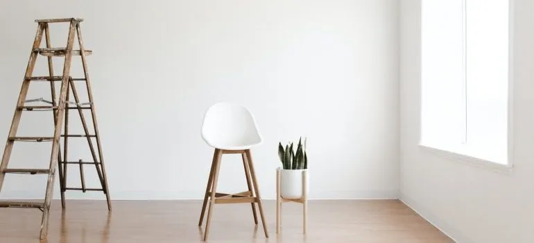 A ladder and a chair in a room