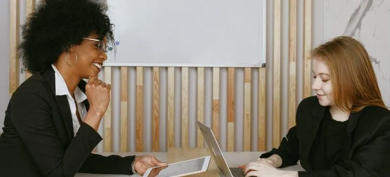 two people in a conversation