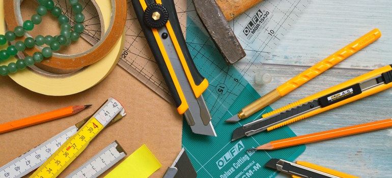 A lot of workshop items on the table