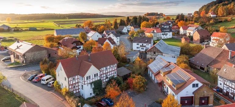 neighborhood with houses people moving from Washington to California live in