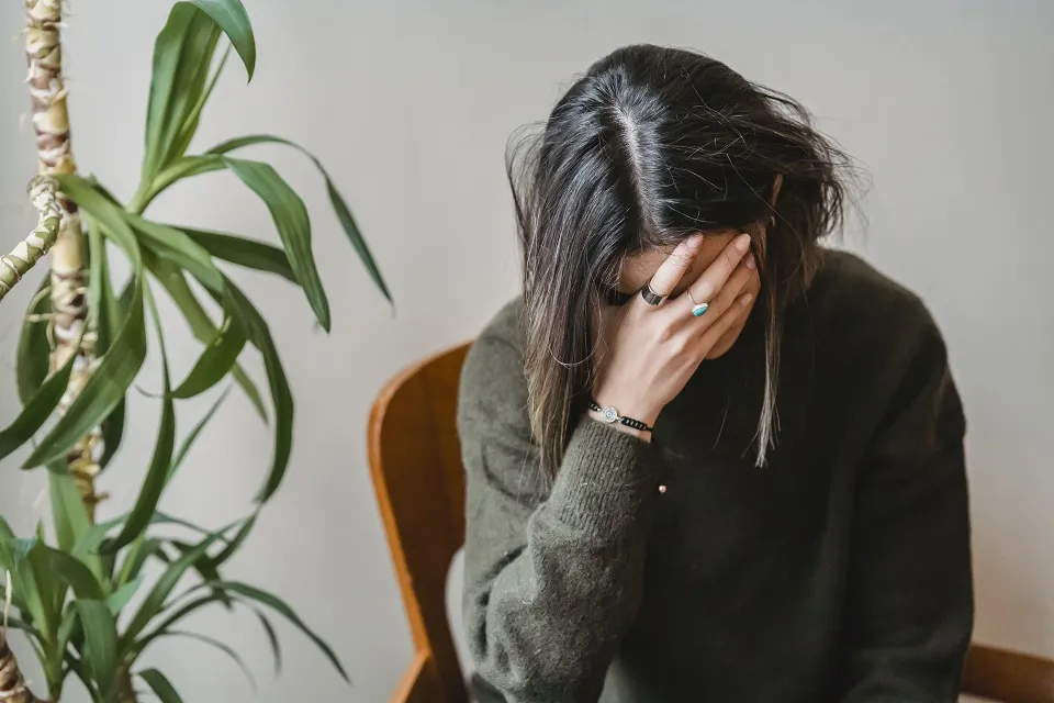 a woman facing mental challenges of moving nationwide