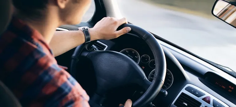 A female driver who knows all the benefits of being a mover and driver